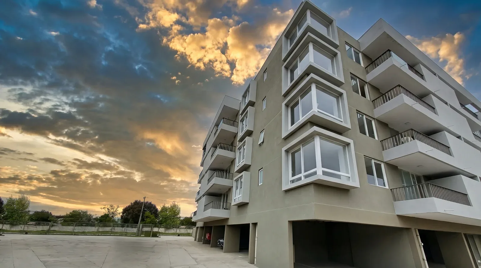 Edificio residencial con ventanas de PVC blancas en todas sus fachadas